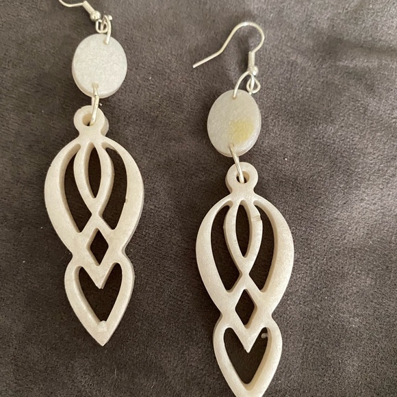 White resin dangle earrings pierced ear - Picture 2 of 3
